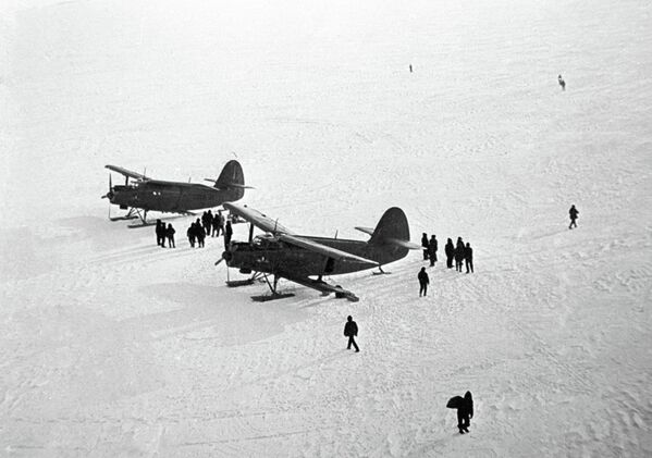 Primeiras aeronaves soviéticas na Antártida - Sputnik Brasil