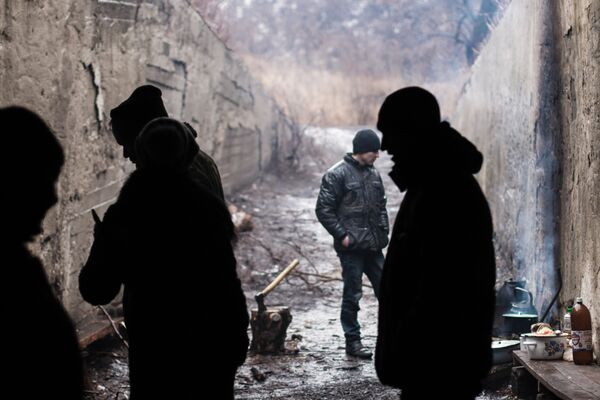 Habitantes no abrigo em povoação Maryinka, na região de Donetsk - Sputnik Brasil