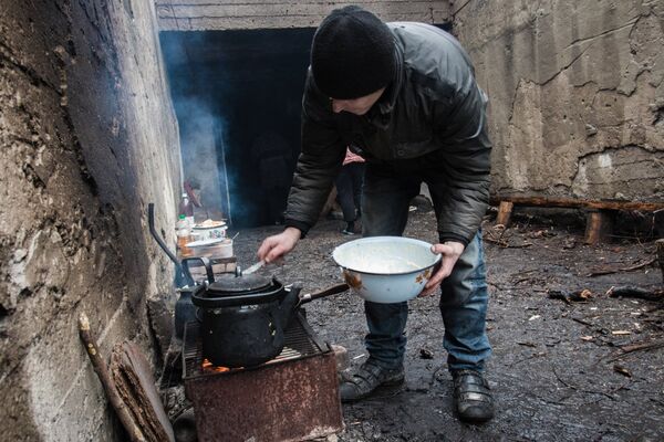 Habitantes no abrigo em povoação Maryinka, na região de Donetsk - Sputnik Brasil