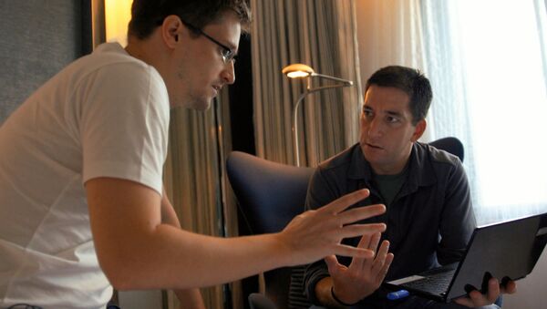 Denunciante-no exílio Edward Snowden e jornalista Glenn Greenwald - Sputnik Brasil