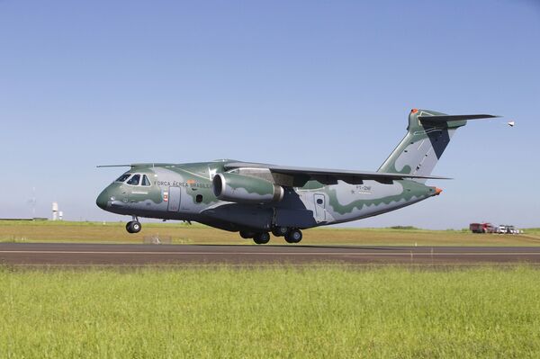 FAB recebe novo avião militar KC-390 – Via Comercial