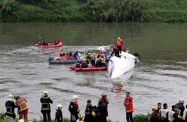 Avião de TransAsia caiu no rio em Taiwan - Sputnik Brasil