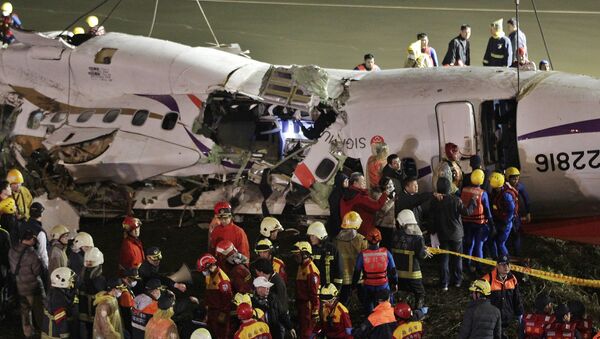 Encontrados os corpos dos pilotos do avião da TransAsia Airways - Sputnik Brasil