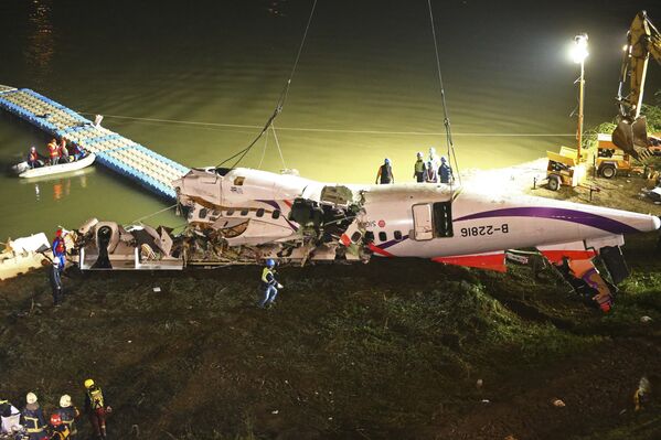 Trabalhos de salvamento no local da queda do avião em Taiwan - Sputnik Brasil