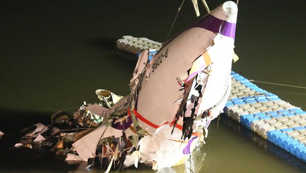 Trabalhos de salvamento no local da queda do avião em Taiwan - Sputnik Brasil