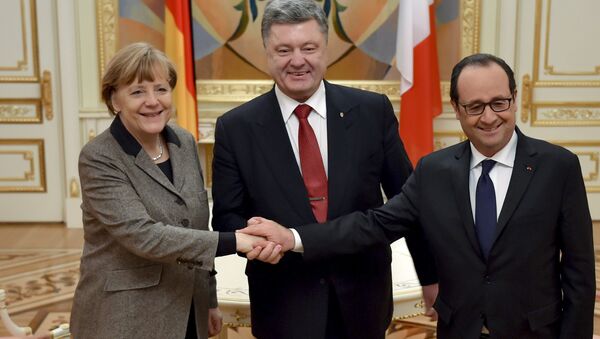 O presidente da Ucrânia, Piotr Poroshenko (C) cumprimenta a chanceler alemã, Angela Merkel, e o presidente francês, François Hollande durante encontro em Kiev - Sputnik Brasil