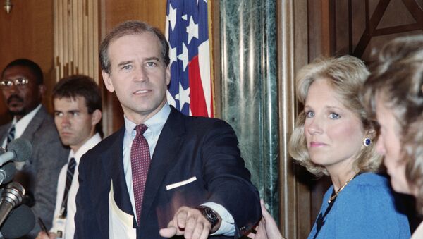 Senador norte-americano Joseph Biden, do Partido Democrata, anuncia em 23 de setembro de 1987 que se retira da corrida para a indicação presidencial democrata de 1988, enquanto sua esposa Jill segura seu braço - Sputnik Brasil