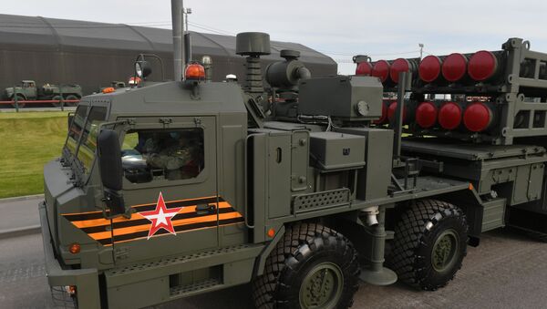 Sistema de defesa antiaérea S-350 Vityaz se dirigindo para o centro de Moscou para um ensaio noturno da Parada da Vitória - Sputnik Brasil