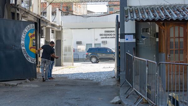 Fabrício Queiroz chega ao presídio de Bangu 8, no Rio de Janeiro - Sputnik Brasil
