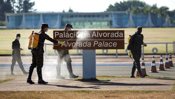 Funcionários do Exército desinfetam a placa do Palácio da Alvorada, em Brasília, 9 de julho de 2020 - Sputnik Brasil