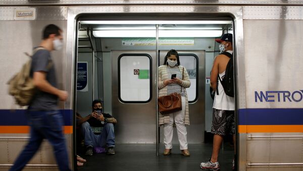 Passageiros usando máscaras no metrô em Taguatinga, Brasília, Brasil, 8 de julho de 2020 - Sputnik Brasil