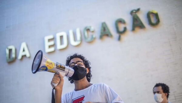 Protesto em frente ao prédio do Ministério da Educação em Brasília (DF) contra a Medida Provisória n° 979, de 2020, que permite o ministro escolher os reitores das Universidades Federais - Sputnik Brasil