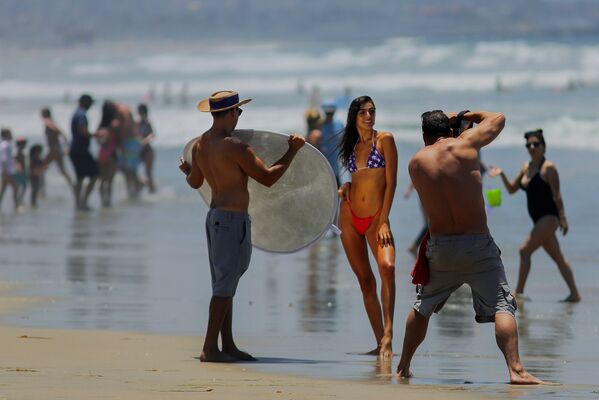 Mulher posa para fotografia em praia de San Diego, nos Estados Unidos - Sputnik Brasil