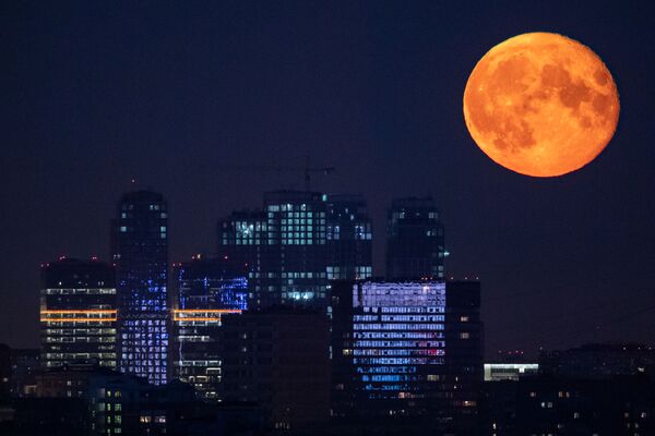 Céu noturno iluminado pela Lua em Moscou - Sputnik Brasil