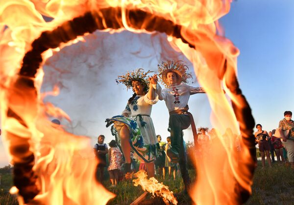 Imagem de jovens saltando sobre anel de fogo na festa tradicional Ivan Kupala, na cidade de Turov, na Bielorrússia - Sputnik Brasil
