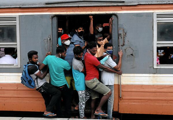 Passageiros com máscaras para se protegerem do coronavírus lotam vagão de trem na cidade de Colombo - Sputnik Brasil