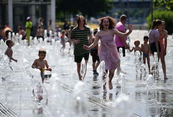 Crianças brincam em fonte de água no parque Muzeon, em Moscou, durante o verão russo - Sputnik Brasil