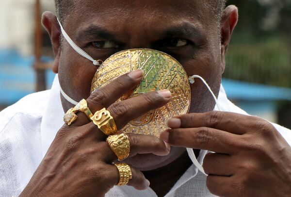 Shankar Kurkhade demonstra sua máscara de ouro na cidade indiana de Pune - Sputnik Brasil