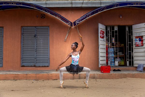 Estudante da Academia de Dança da Nigéria - Sputnik Brasil