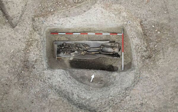 Esqueleto encontrado em um caixão de chumbo - Sputnik Brasil