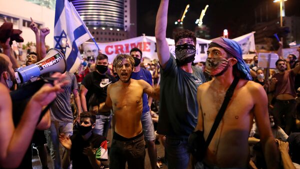 Em Tel Aviv, manifestantes protestam, em 11 de julho de 2020, em meio à crise econômica do novo coronavírus e exigem ações do governo israelense. - Sputnik Brasil