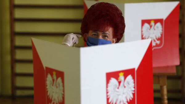 Mulher vota durante eleições na Polônia - Sputnik Brasil