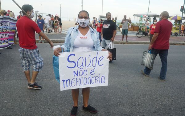 Ativista exibe cartaz em protesto contra a condução da crise da COVID-19 pelo governo brasileiro - Sputnik Brasil