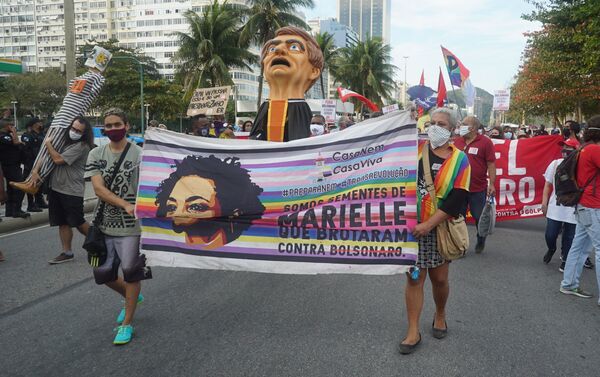Bandeira em homenagem à vereadora assassinada Marielle Franco, durante protesto contra o governo no Rio de Janeiro - Sputnik Brasil