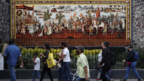 Pedestres caminham na Cidade do México, que após 3 meses de quarentena devido ao coronavírus inicia processo de reabertura - Sputnik Brasil