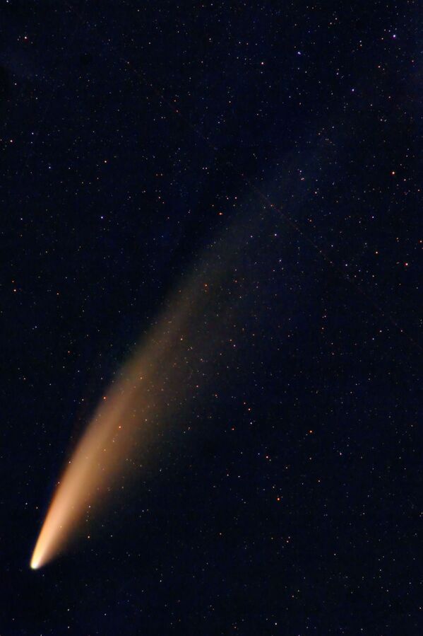 Registro do cometa NEOWISE cruzando o céu noturno - Sputnik Brasil