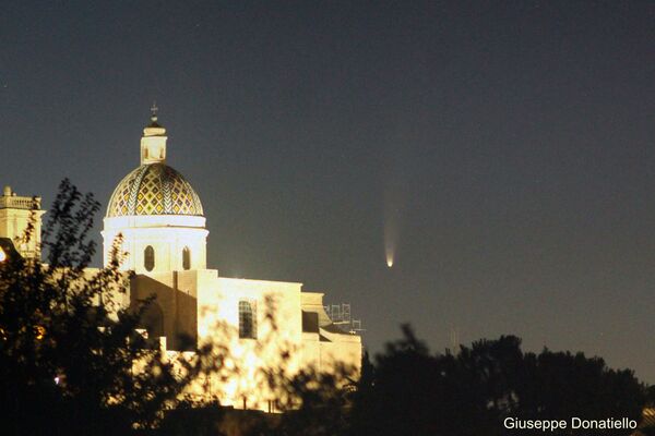 Cometa NEOWISE surge por trás de catedral na Itália - Sputnik Brasil