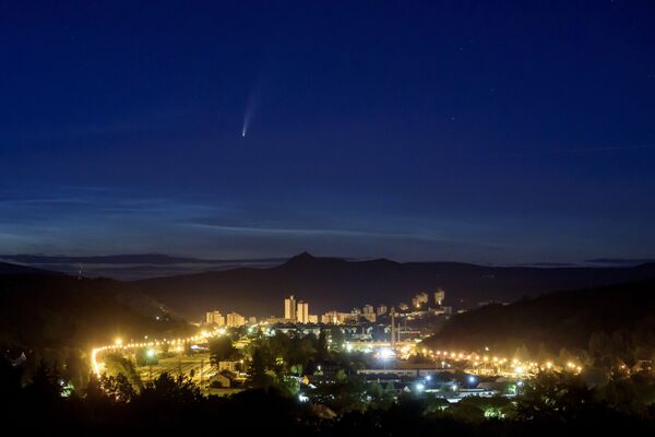 Cometa NEOWISE visto sob a cidade húngara de Salgotarjan, em 10 de julho - Sputnik Brasil