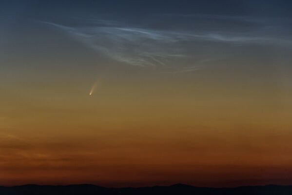Imagem do cometa NOWISE cruzando o céu de Ceres, na Hungria - Sputnik Brasil