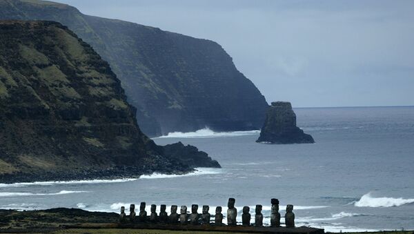 Vista das estátuas Moai na baía de Tongariki, ilha de Páscoa - Sputnik Brasil