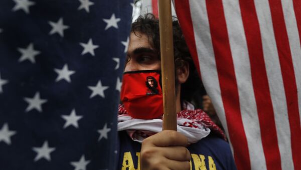 Militante de grupo de esquerda durante protesto contra a interferência dos EUA em assuntos libaneses, em Beirute, Líbano, 10 de julho de 2020 - Sputnik Brasil