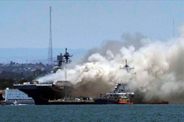 Imagem registra fumaça de incêndio no navio de assalto anfíbio USS Bonhomme Richard da Marinha dos EUA - Sputnik Brasil