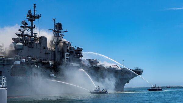 Embarcações no porto de San Diego, nos Estados Unidos, jogam fatos de água no navio de assalto anfíbio USS Bonhomme Richard para deter um incêndio iniciado em 12 de julho - Sputnik Brasil