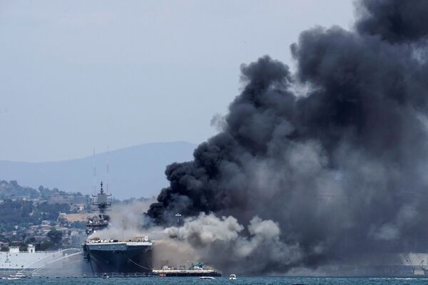 Neste domingo (12), o navio de assalto anfíbio USS Bonhomme Richard enfrentou um grande incêndio após explosão - Sputnik Brasil