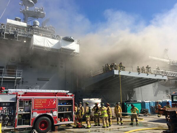 Marinheiros e bombeiros de San Diego, nos Estados Unidos, combatem fogo causado por explosão no navio de assalto anfíbio USS Bonhomme Richard da Marinha dos EUA - Sputnik Brasil
