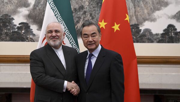 Ministro das Relações Exteriores da China, Wang Yi, à direita, cumprimenta o ministro das Relações Exteriores do Irã, Mohammad Javad Zarif - Sputnik Brasil