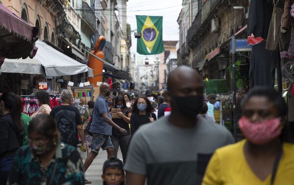 Movimentação nas ruas e comércio nos arredores do Mercado Popular do Saara, no centro do Rio de Janeiro, durante a pandemia da COVID-19, em 10 de julho de 2020. - Sputnik Brasil