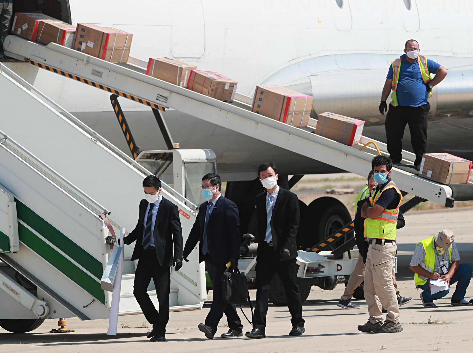 Membros da Embaixada da China supervisionam chegada de ajuda humanitária ao Iraque, em Bagdá, 20 de abril de 2020 - Sputnik Brasil, 1920, 19.12.2021