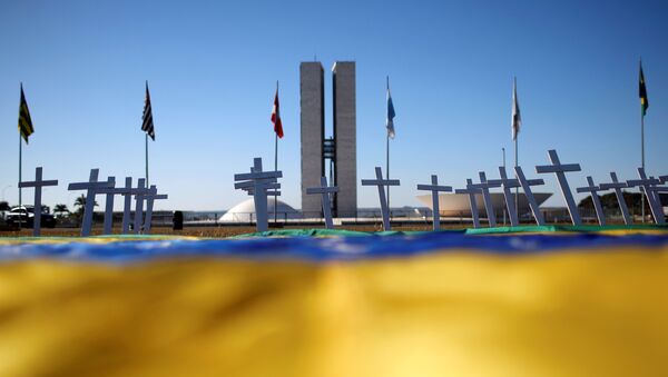 Mar de cruzes relembra as muitas mortes pela COVID-19 em frente ao Congresso Nacional em Brasília - Sputnik Brasil
