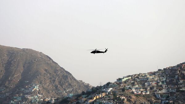 Helicóptero da OTAN sobrevoa a cidade de Cabul, Afeganistão - Sputnik Brasil