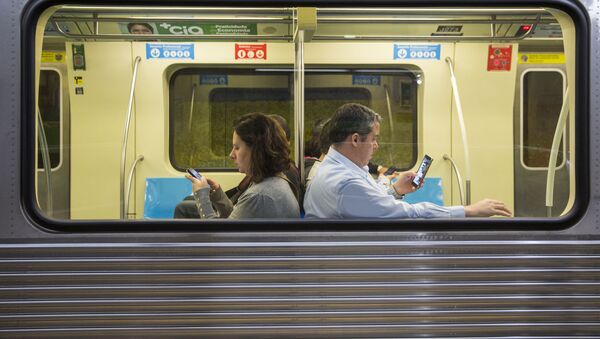 Passageiros usam o celular dentro do metrô de São Paulo - Sputnik Brasil