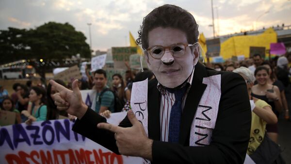 Manifestante veste uma máscara do ministro Ricardo Salles durante protesto da mudança climática em Brasília - Sputnik Brasil