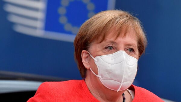 Chanceler alemã Angela Merkel usando uma máscara protetora chega à primeira cúpula presencial da UE desde o início da pandemia da COVID-19, em Bruxelas, Bélgica, 17 de julho de 2020 - Sputnik Brasil