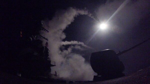 Destróier de mísseis guiados USS Porter (DDG 78) lançando um míssil de ataque terrestre Tomahawk - Sputnik Brasil