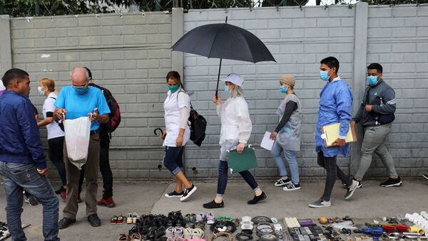 Médicos caminham em rua de Caracas (Venezuela), que enfrenta alta de casos do coronavírus - Sputnik Brasil