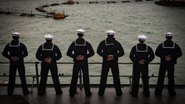 Marinheiros dos EUA a bordo do destróier USS Carney na base militar em Rota, na Espanha - Sputnik Brasil